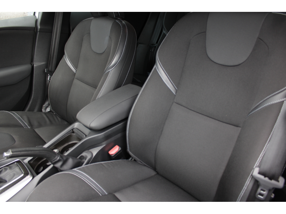 2017 Volvo V40 - image 21