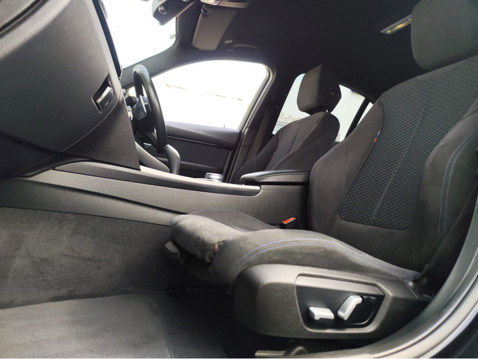 2017 BMW 3 Series - image 16