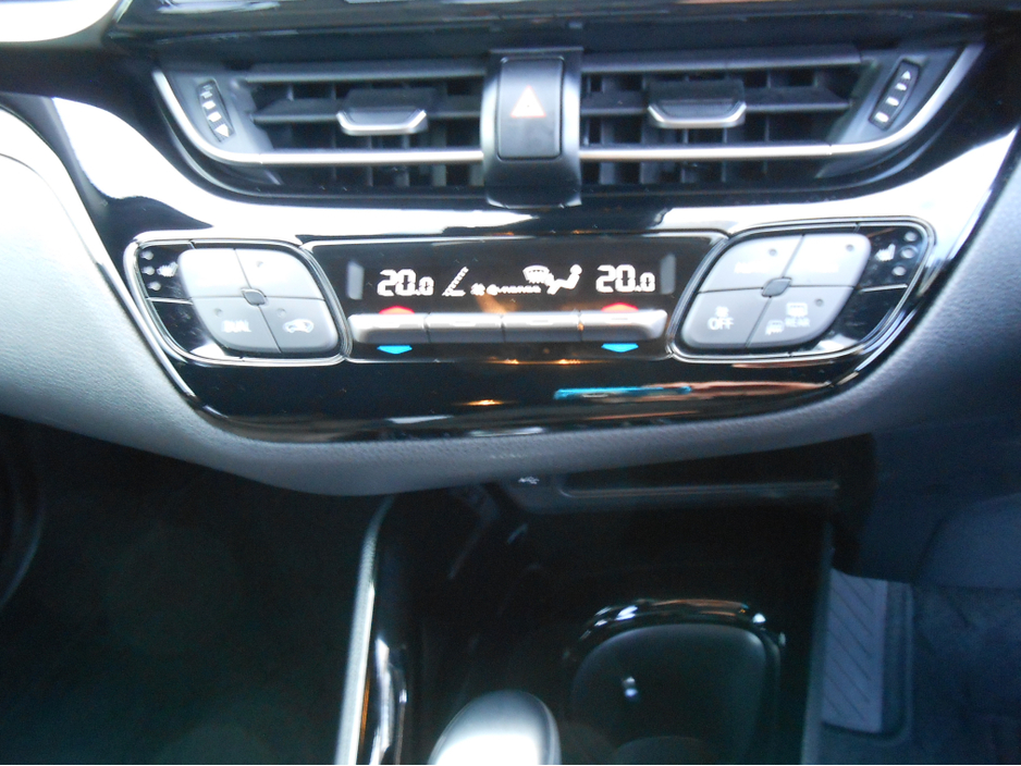 2020 Toyota C-HR - image 11