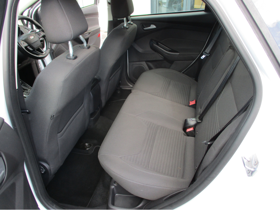 2015 Ford Focus - image 12