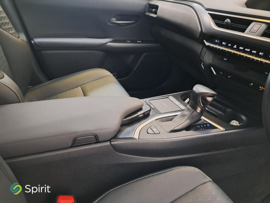 2022 Lexus UX 300 e - image 15