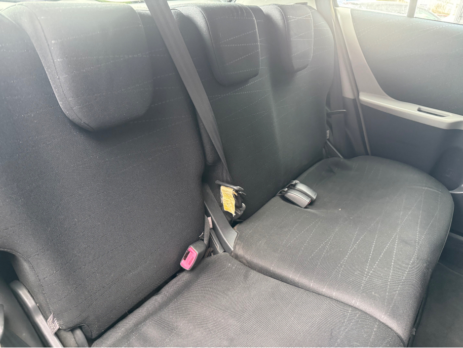 2009 Toyota Yaris - image 9