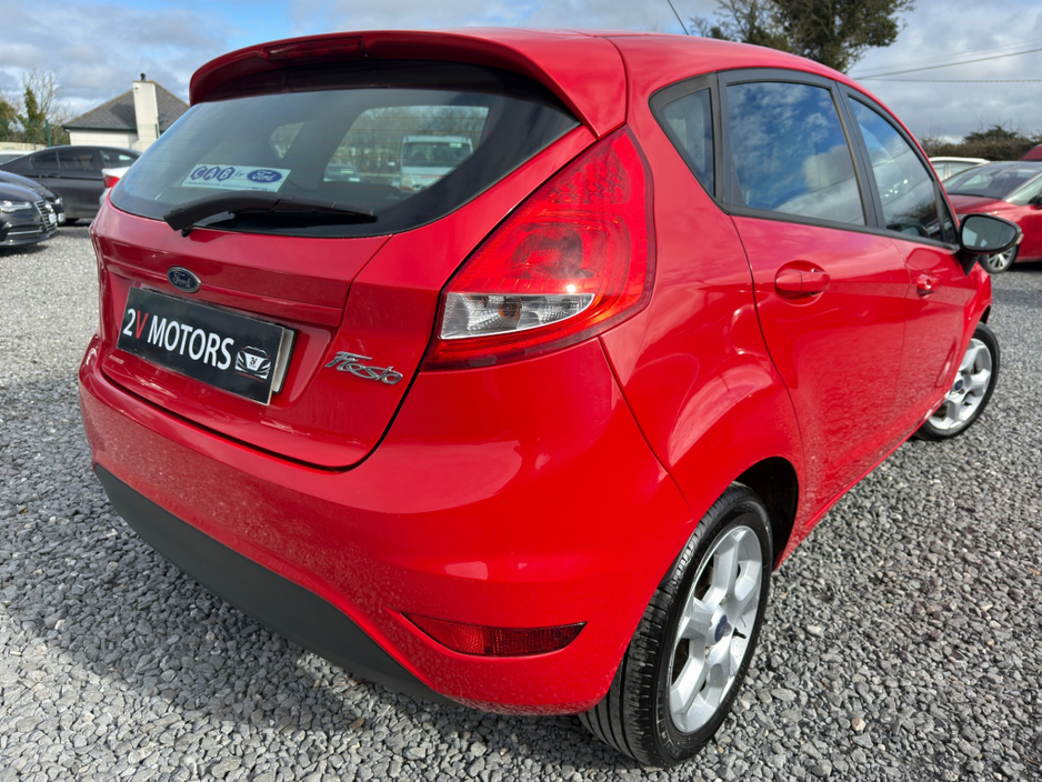2010 Ford Fiesta - image 5