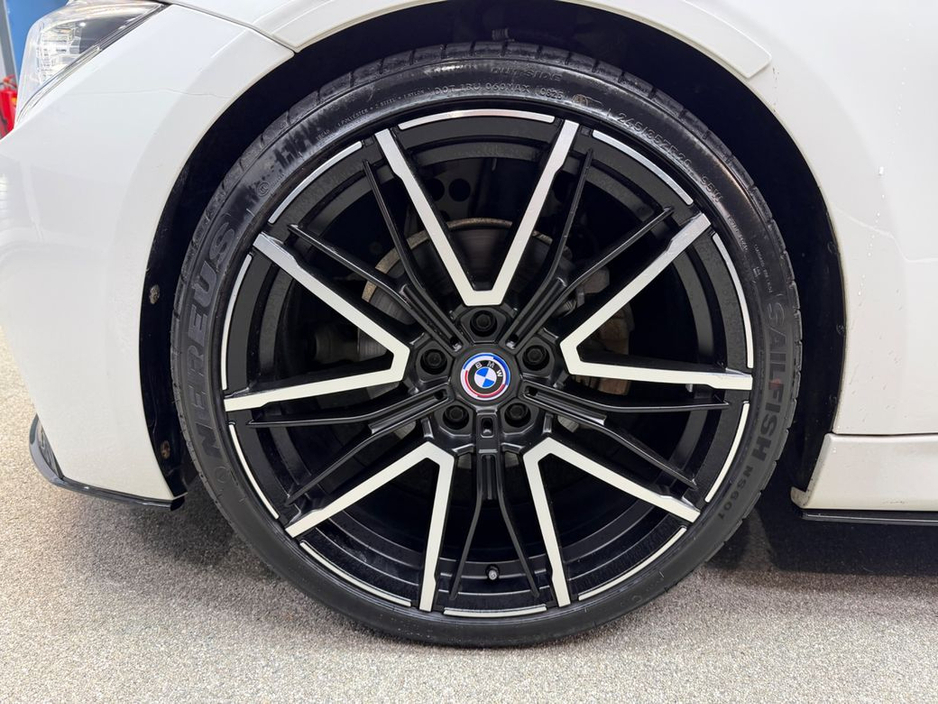 2017 BMW 3 Series - image 18