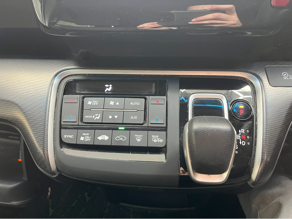 2020 Honda Stepwagon - image 18