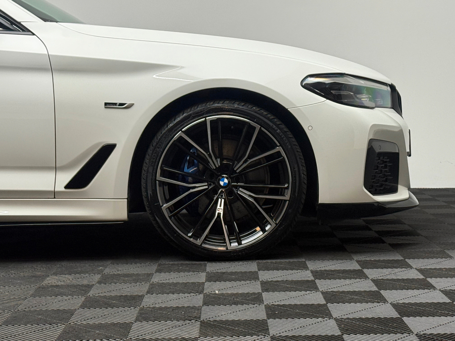 2023 BMW 5 Series - image 9