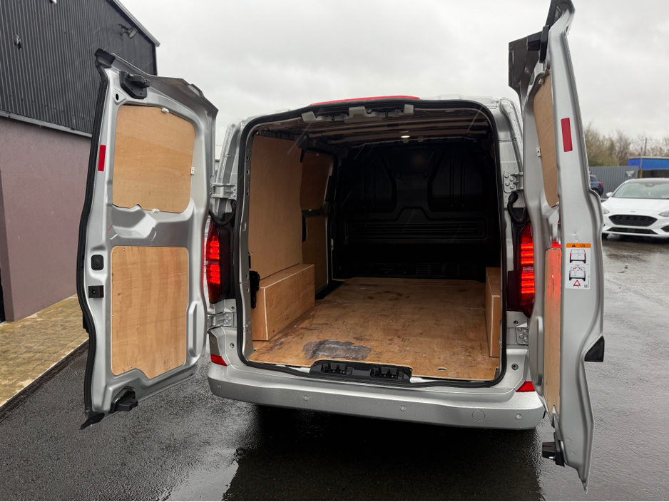 2025 Volkswagen Transporter - image 5