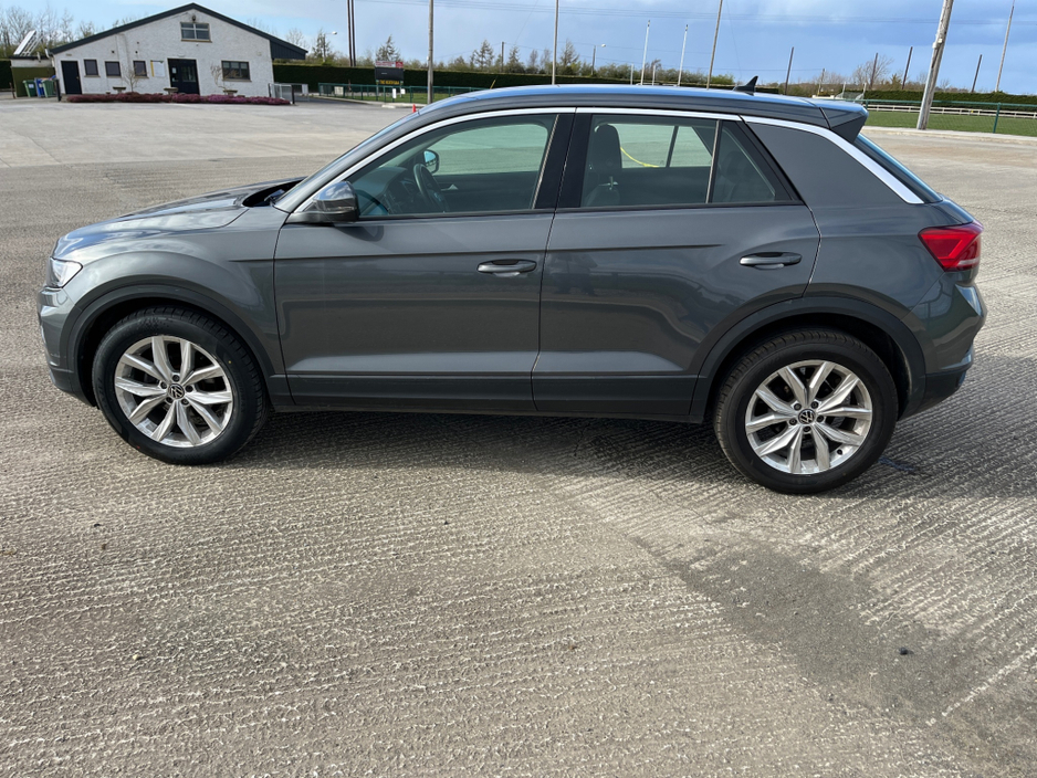 2021 Volkswagen T-Roc - image 8