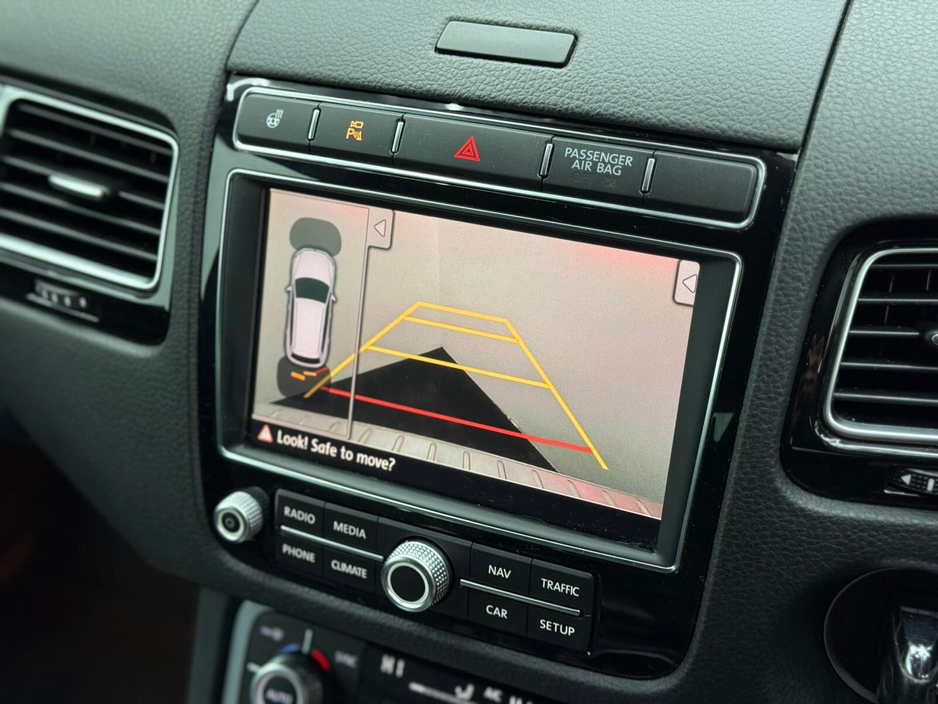 2018 Volkswagen Touareg - image 9