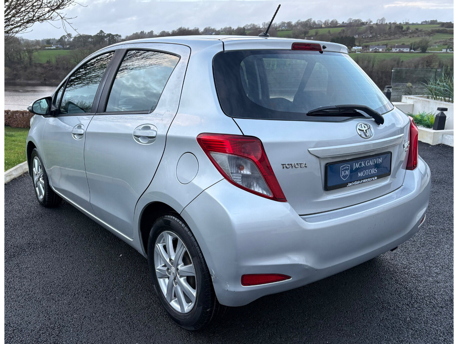 2014 Toyota Yaris - image 14