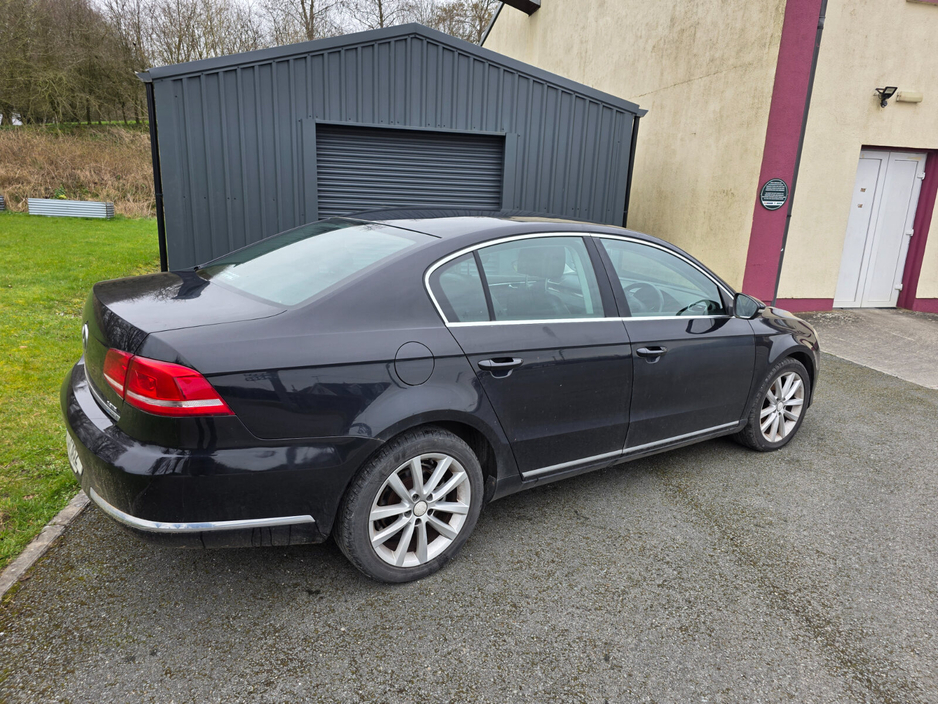2011 Volkswagen Passat - image 4
