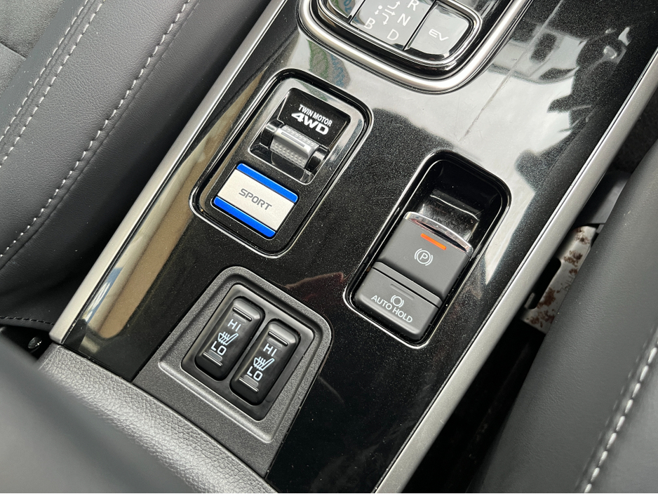 2020 Mitsubishi Outlander - image 17