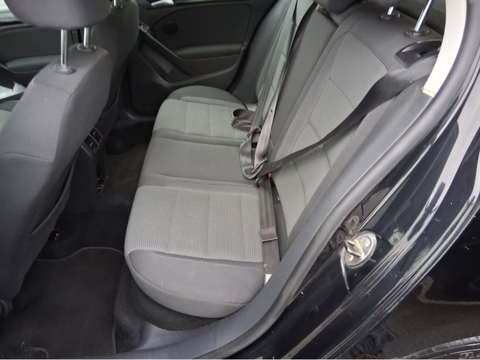 2011 Volkswagen Golf - image 6