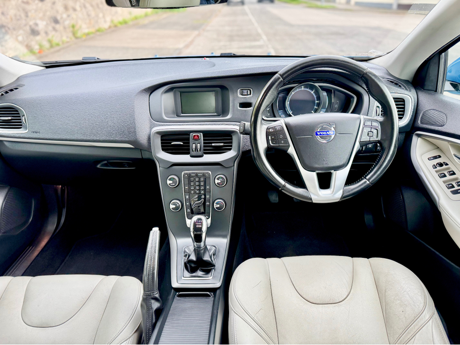 2015 Volvo V40 - image 17