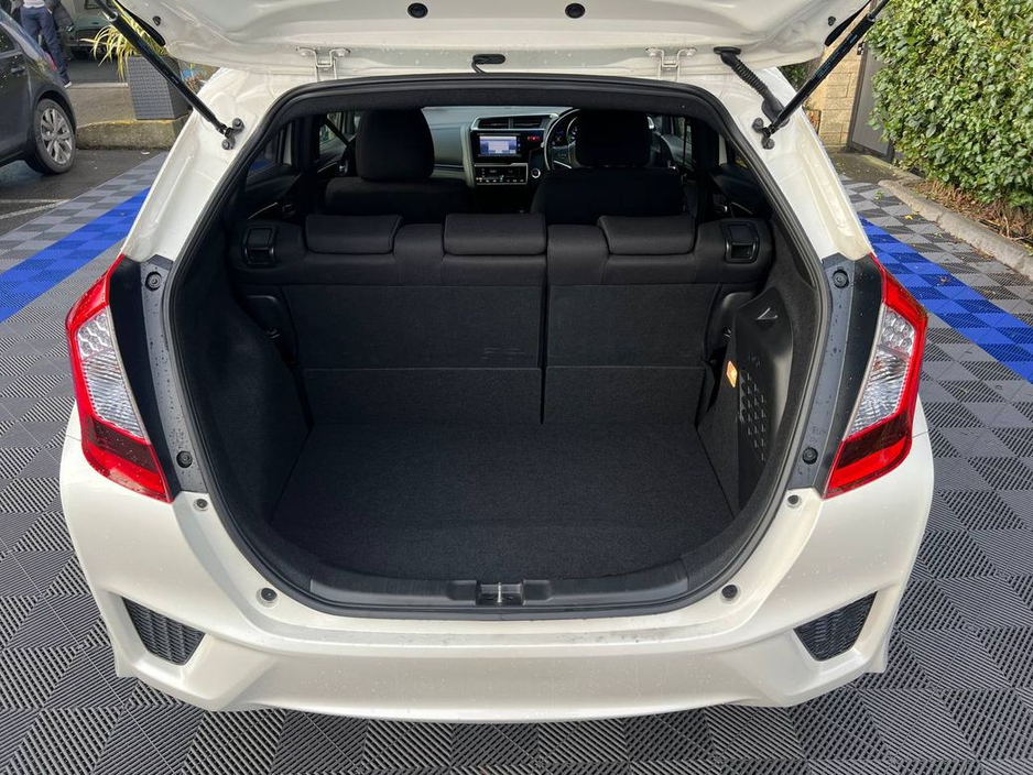 2016 Honda Fit SPORT 1.5 HYBIRD AUTO // REVERSE CAMERA // DIAMOND CUT ALLOYS // DIGITAL CLIMATE CONTROL €10,900