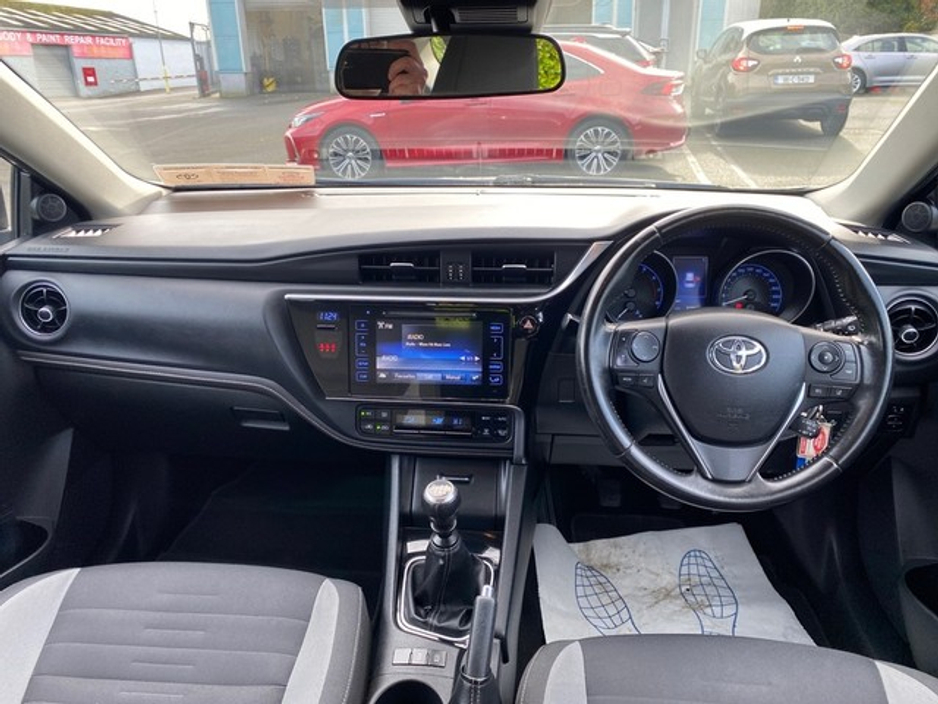 2017 Toyota Auris - image 8