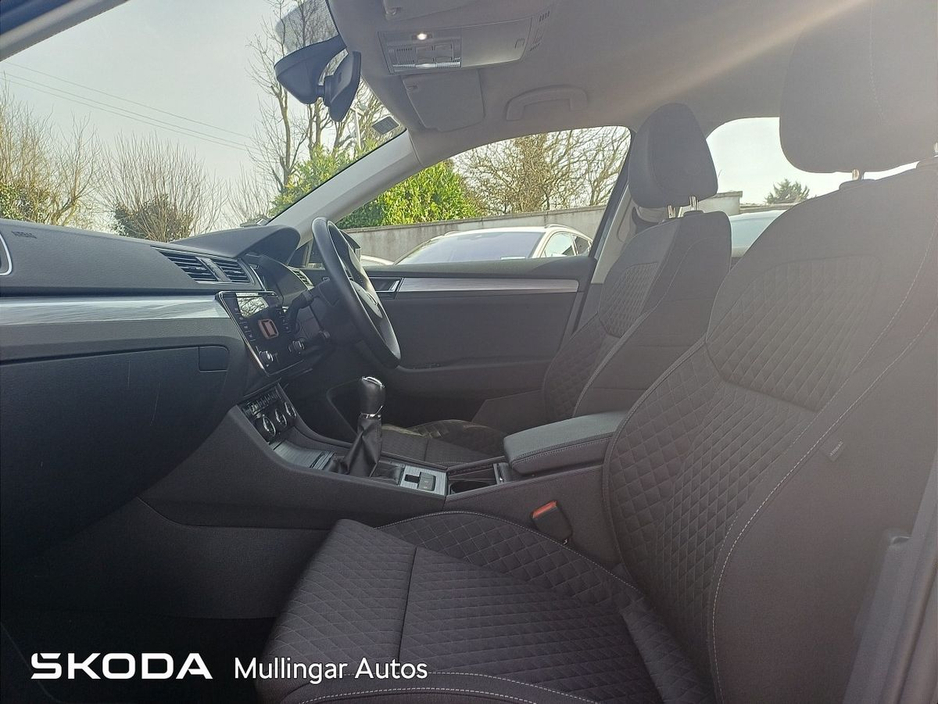 2023 Skoda Superb - image 4