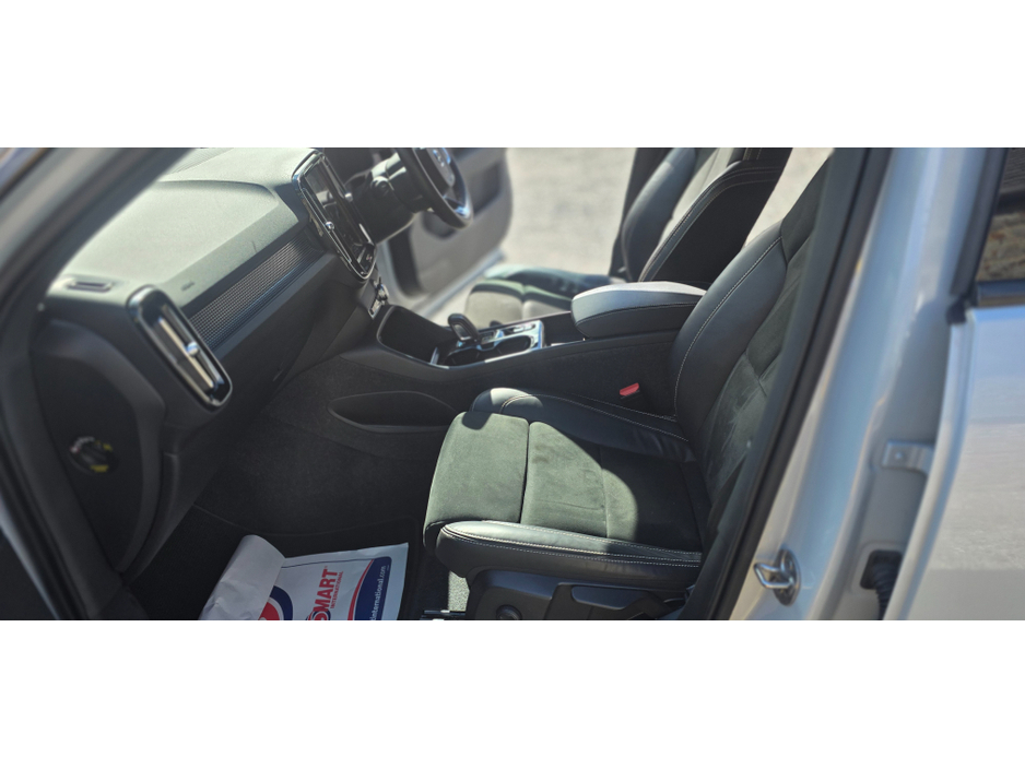 2022 Volvo XC40 - image 13