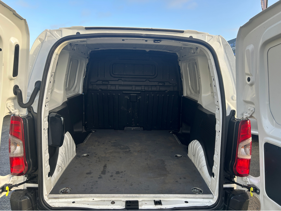 2021 Peugeot Partner - image 9