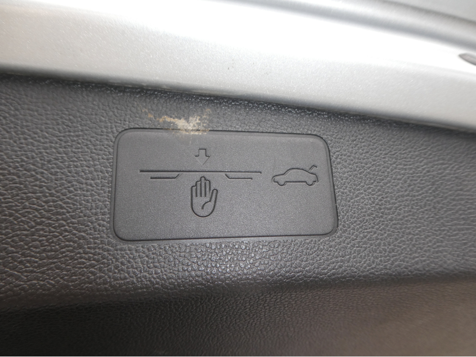 2022 Volkswagen Golf - image 12