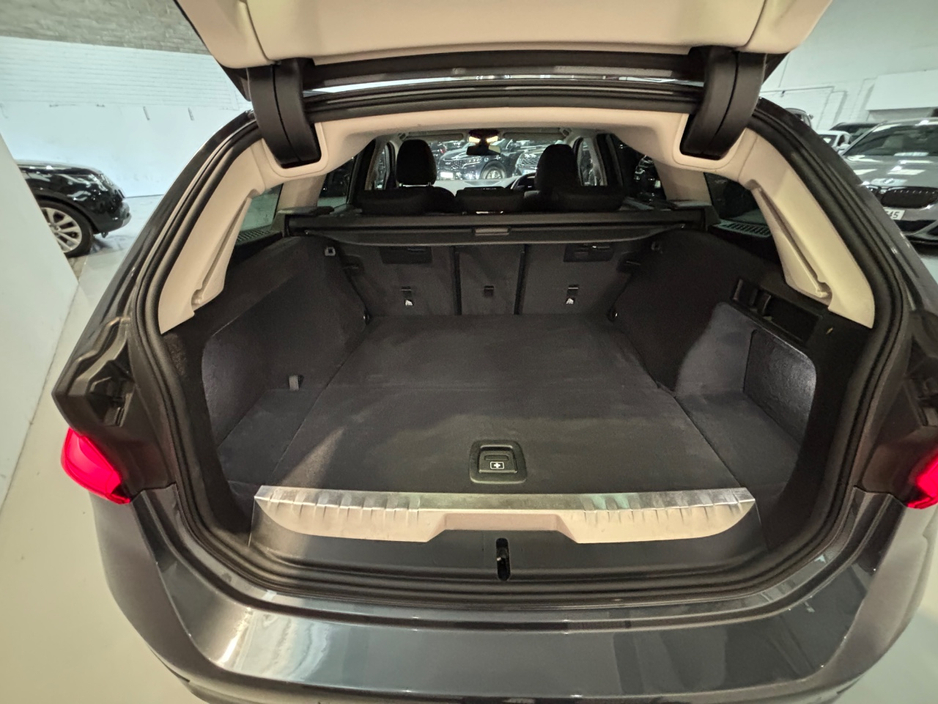 2022 BMW 3 Series - image 12