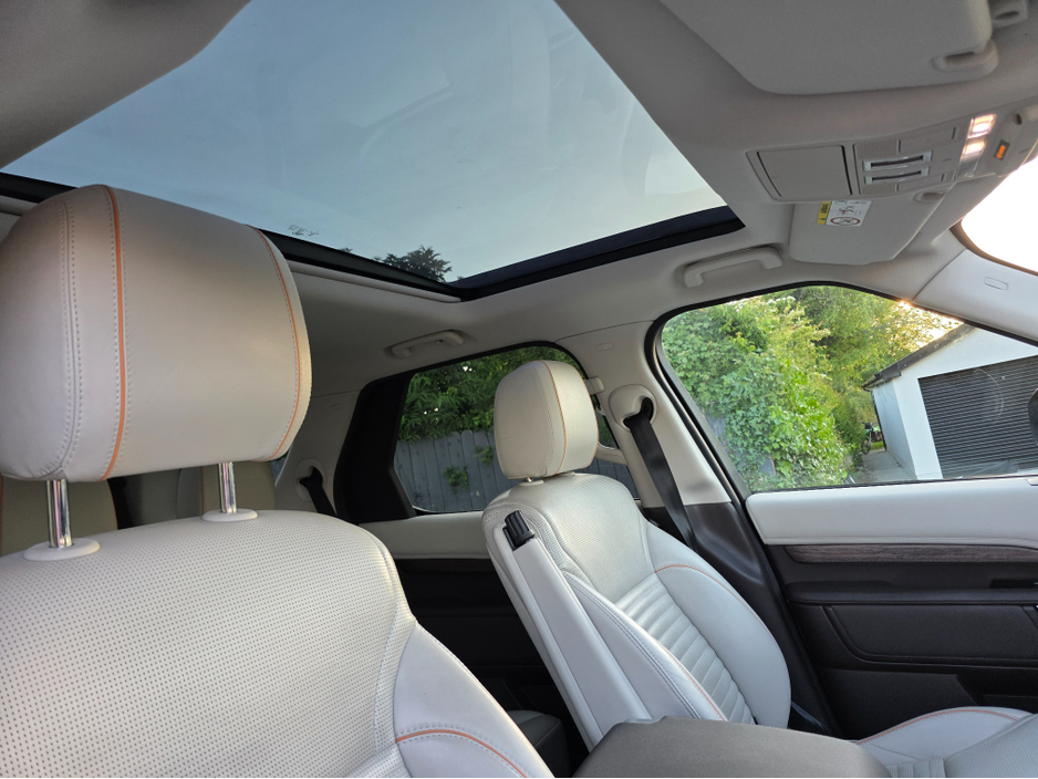 2017 Land Rover Discovery - image 23