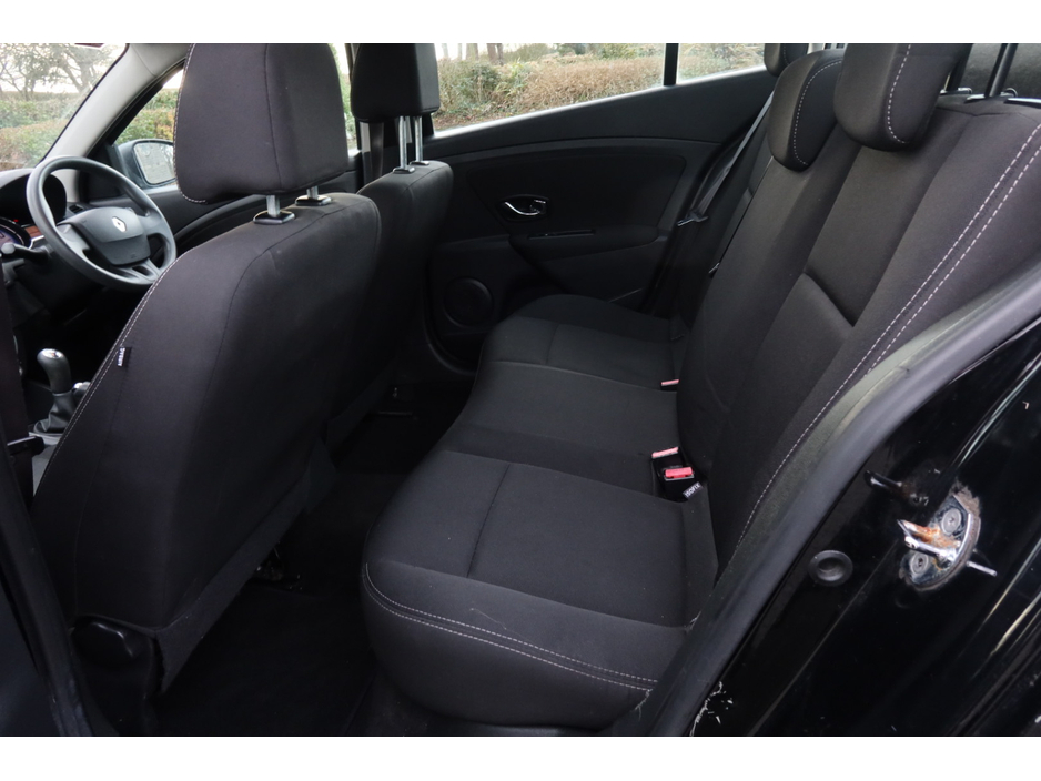 2013 Renault Fluence - image 12