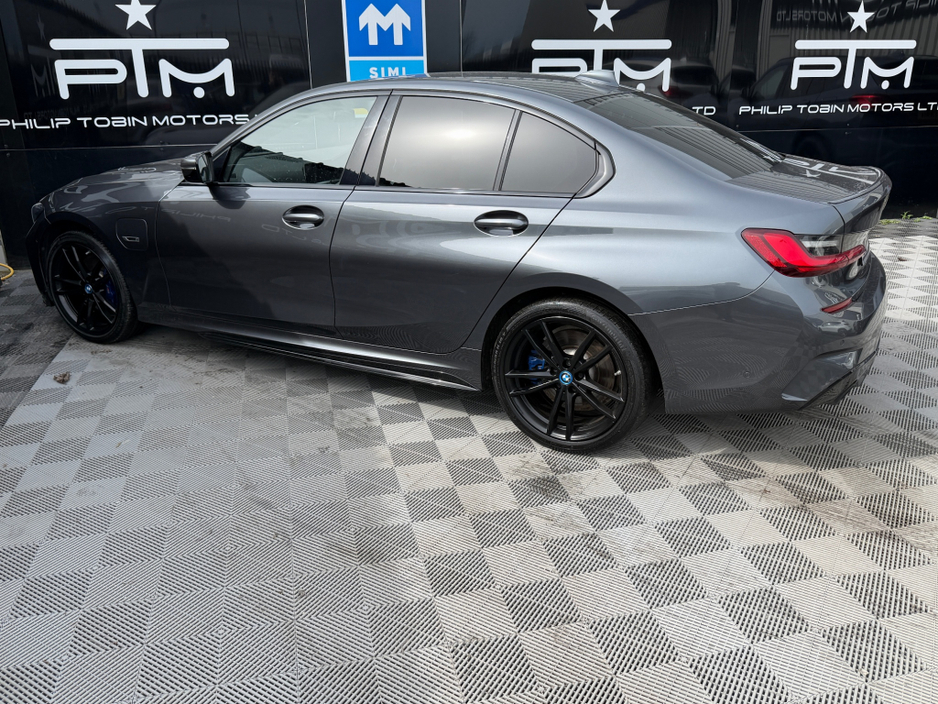 2021 BMW 3 Series - image 6