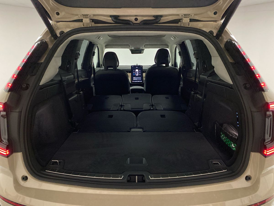 2026 Volvo EX90 - image 7