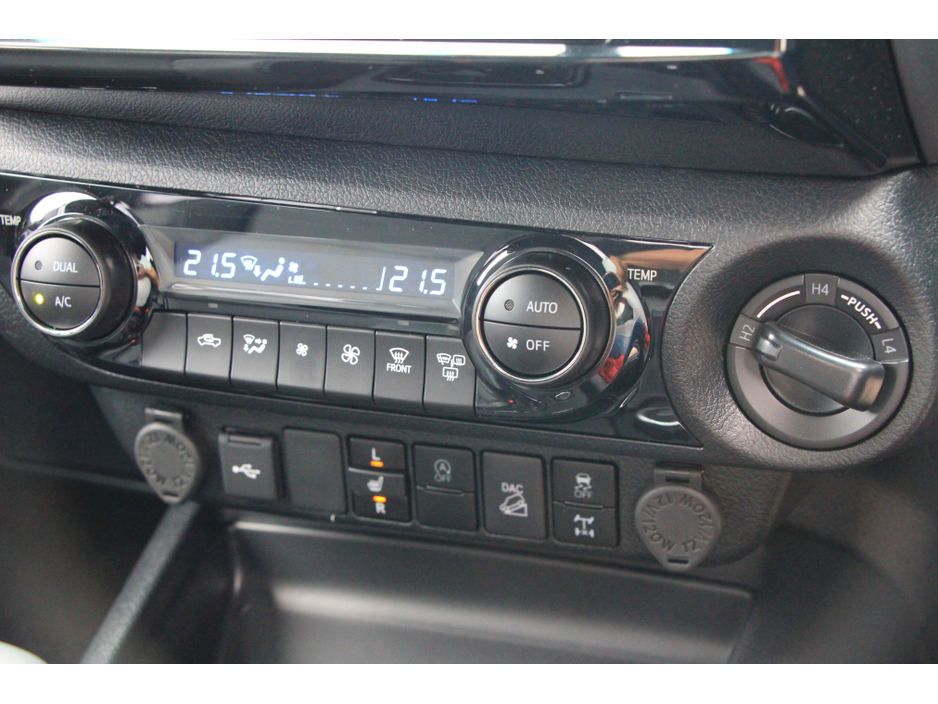 2025 Toyota Hilux Invincible X * Roll cover and bars inc €66,358