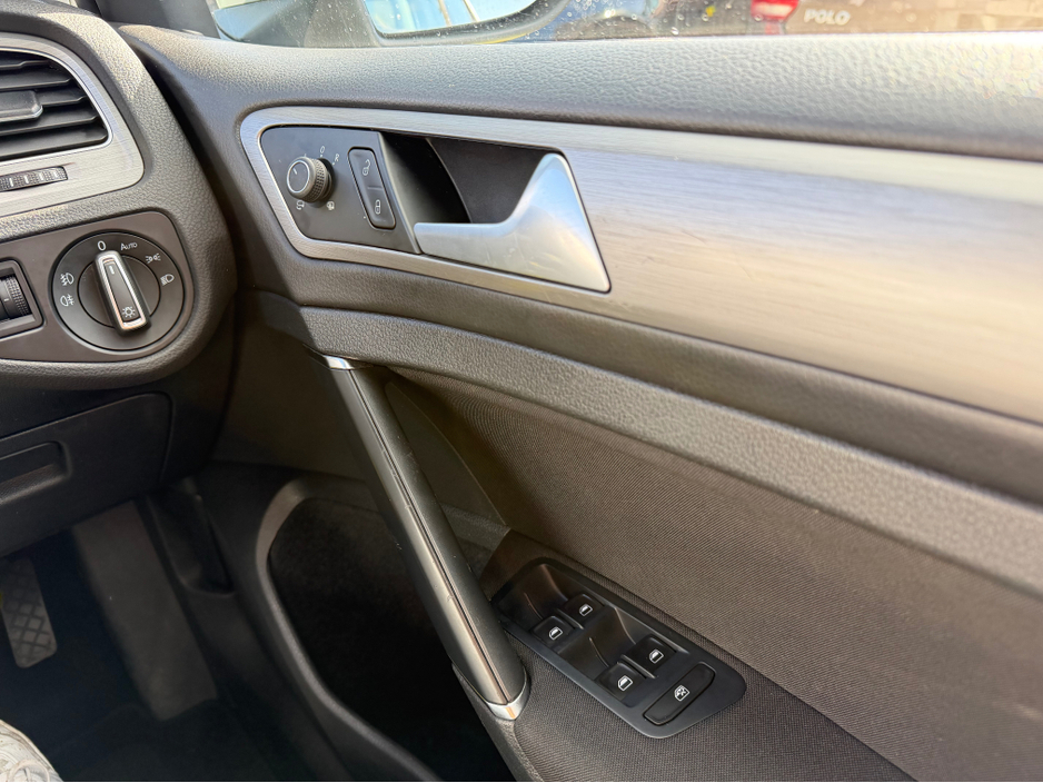 2015 Volkswagen Golf - image 10