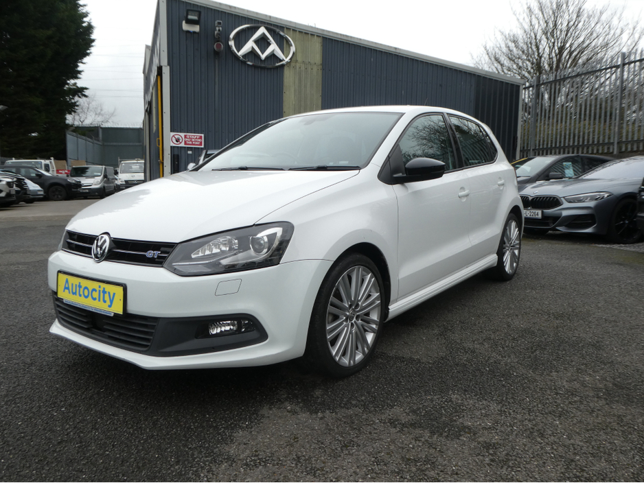 2015 Volkswagen Polo - image 3