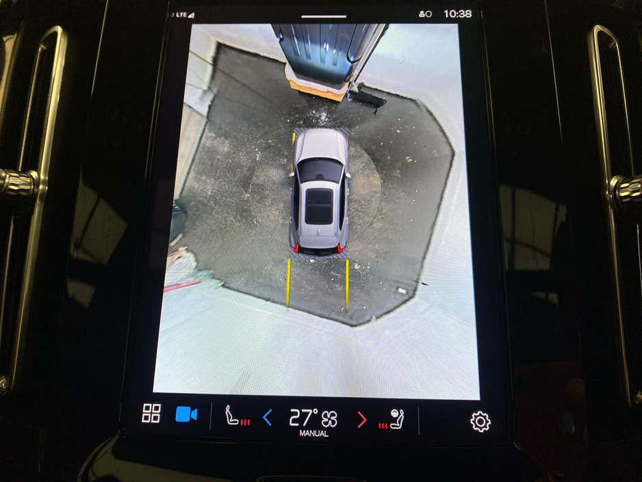 2022 Volvo XC40 - image 25