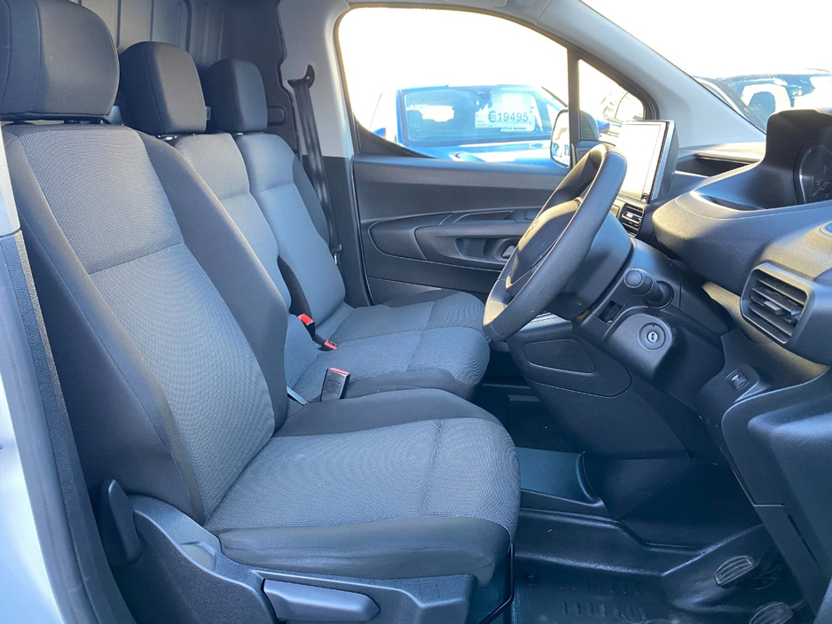 2022 Peugeot Partner - image 5