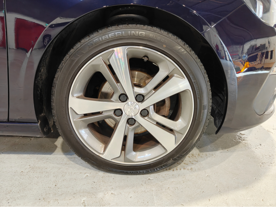 2018 Peugeot 308 - image 7