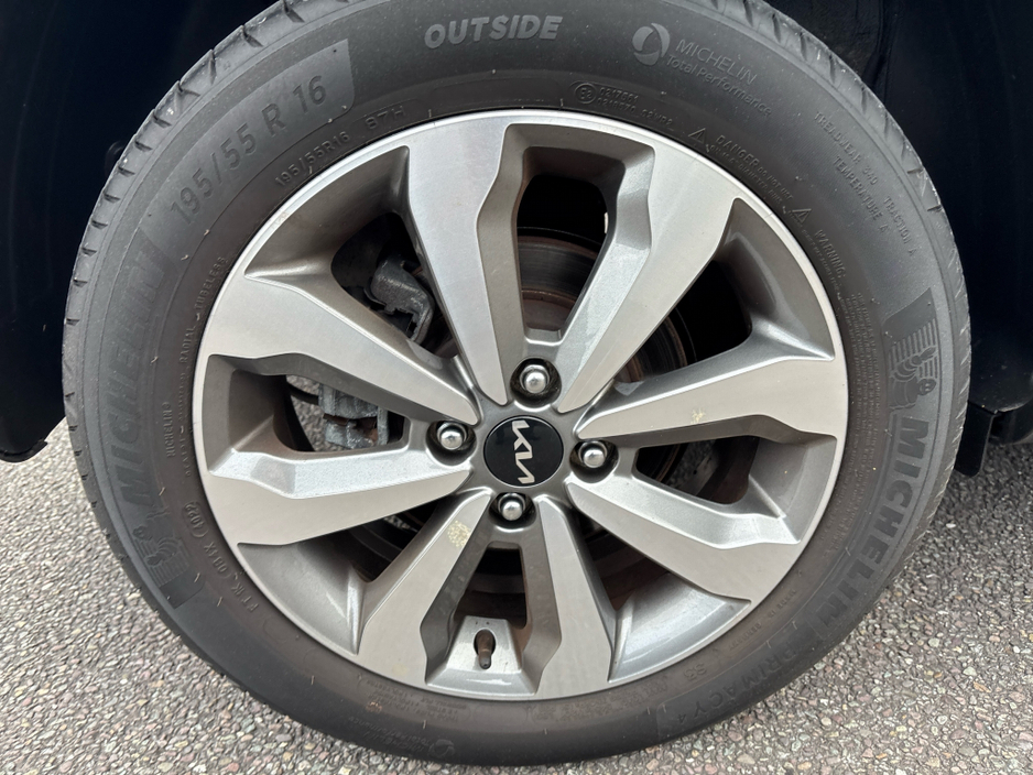 2023 Kia Stonic - image 4