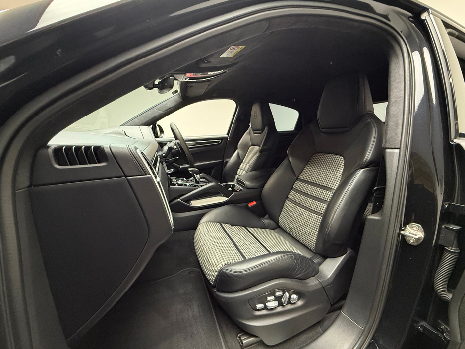 2021 Porsche Cayenne - image 15