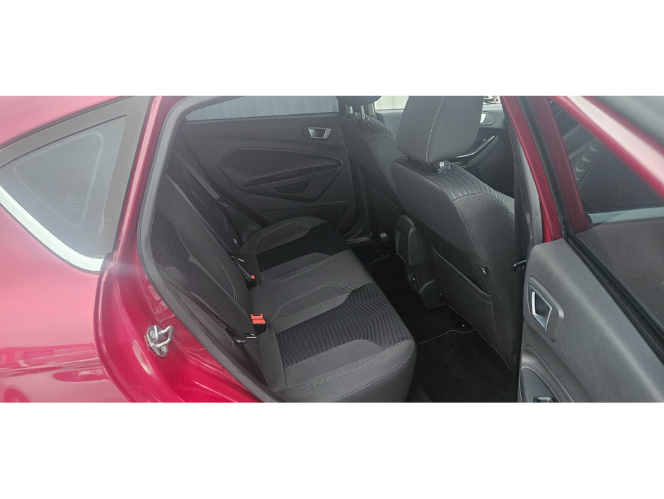 2015 Ford Fiesta - image 29
