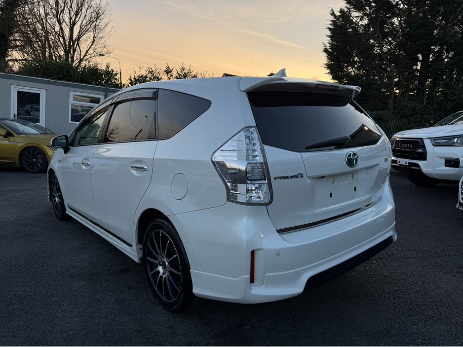 2013 Toyota Prius Alpha - image 10