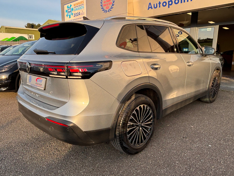 2024 Volkswagen Tiguan - image 2