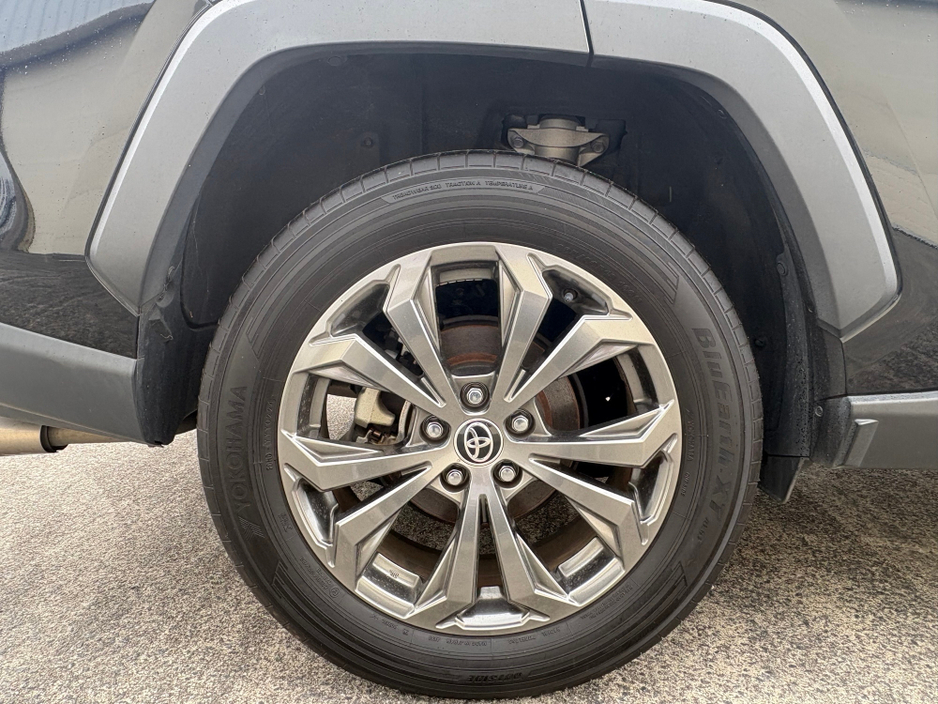 2022 Toyota Rav4 - image 9