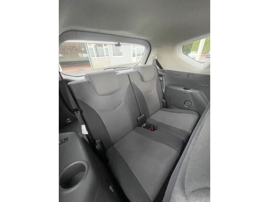 2014 Toyota Prius Alpha - image 11