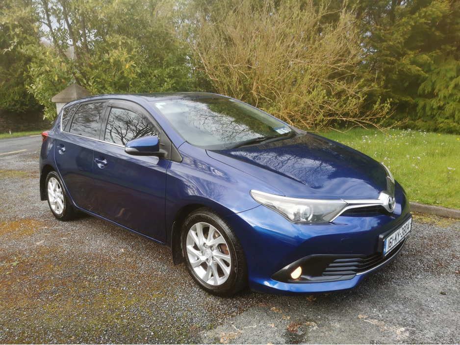 2016 Toyota Auris - image 3