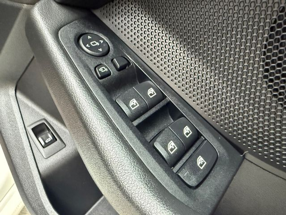 2020 BMW 1 Series - image 12