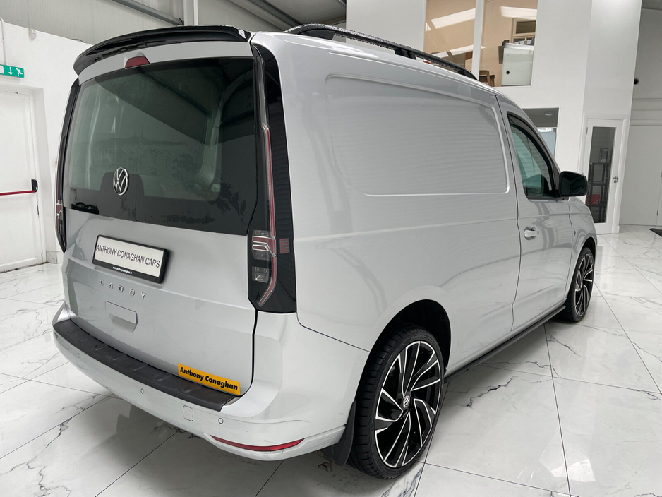 2023 Volkswagen Caddy - image 3