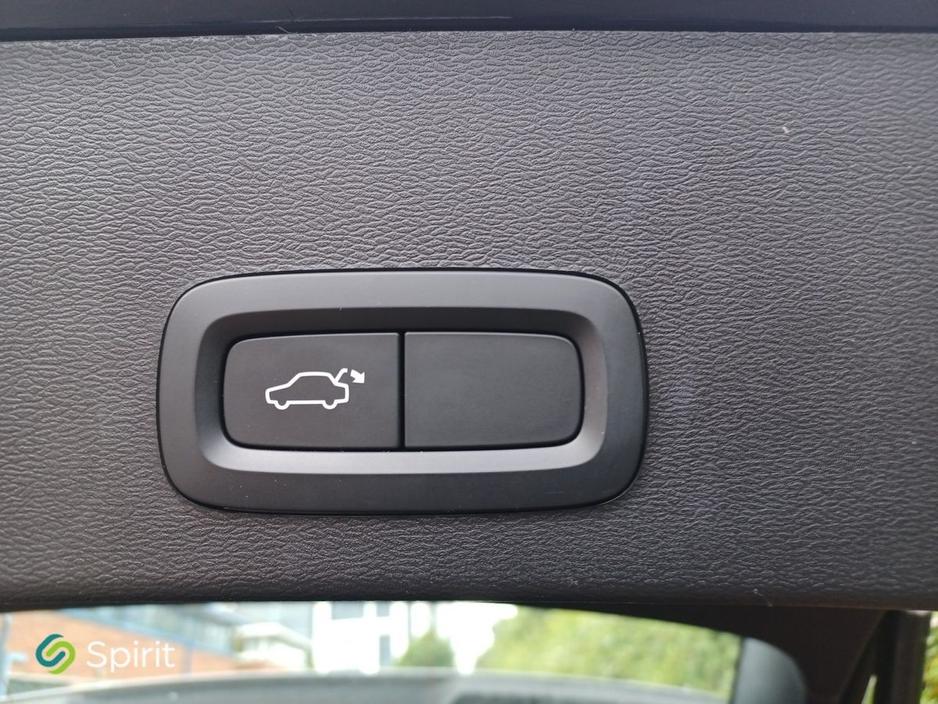 2022 Volvo XC40 - image 15