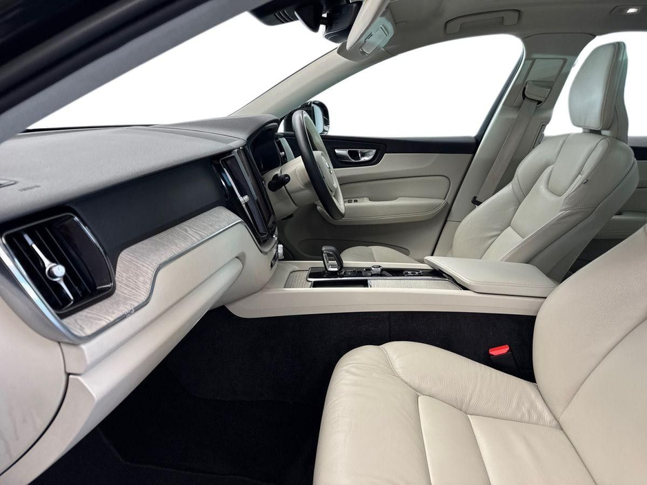 2023 Volvo XC60 - image 2