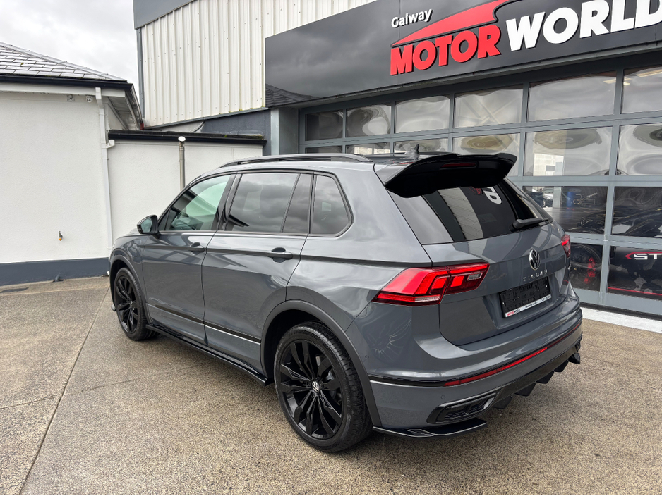 2024 Volkswagen Tiguan - image 2