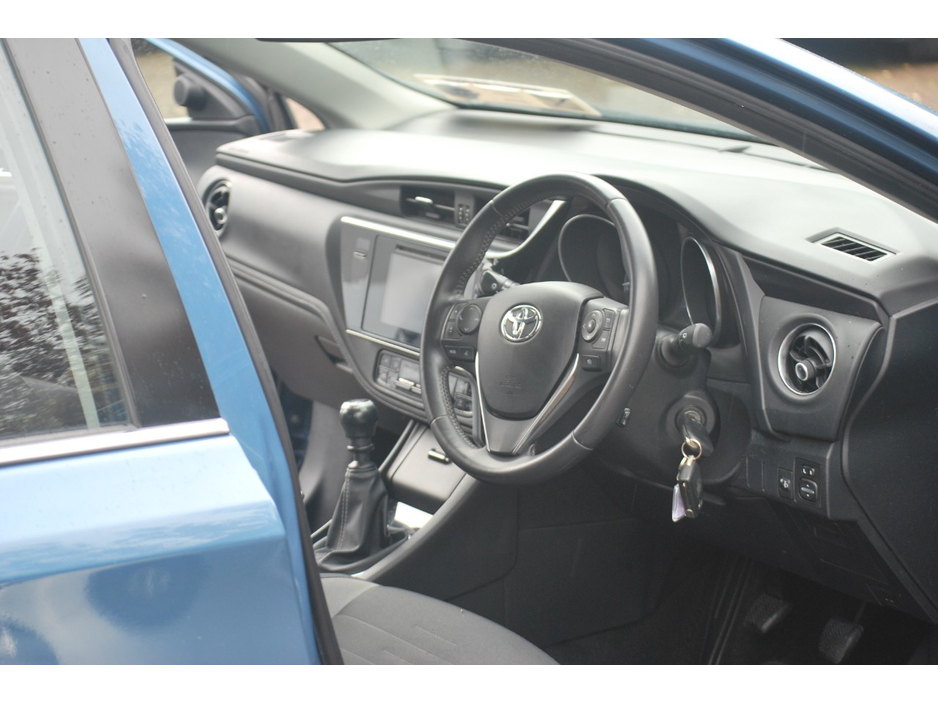 2016 Toyota Auris - image 12