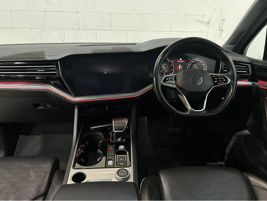 2021 Volkswagen Touareg - image 7